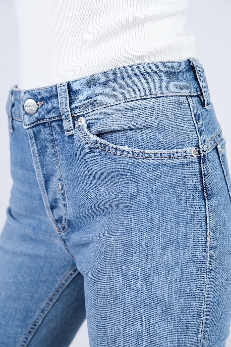 image 5 Джинсы укороченные голубого цвета с декором на кармане