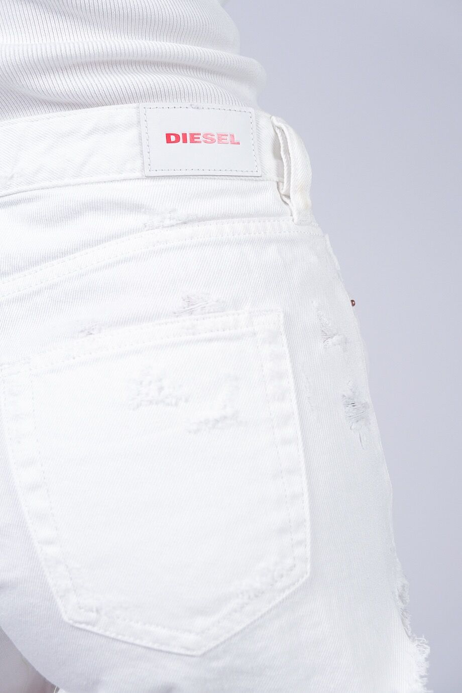 image 6 Джинсовые шорты белого цвета с разрезами