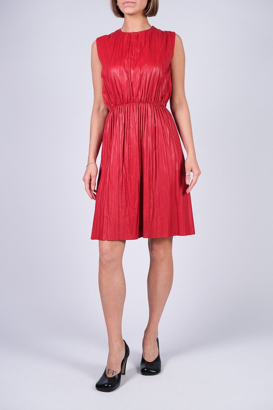 image 1 Кожаное платье красного цвета без рукавов