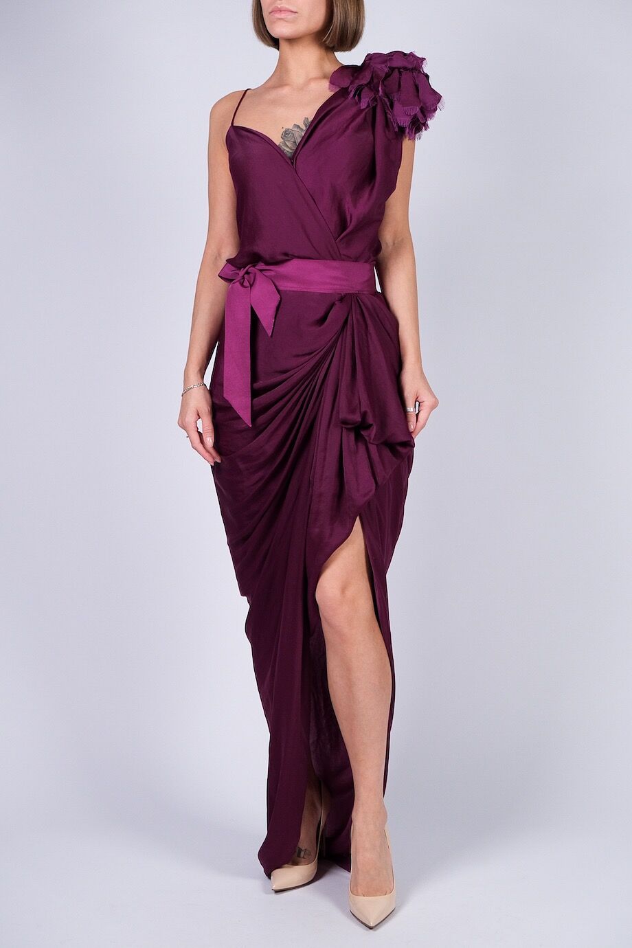 image 1 Платье фиолетового цвета с драпировкой и цветком