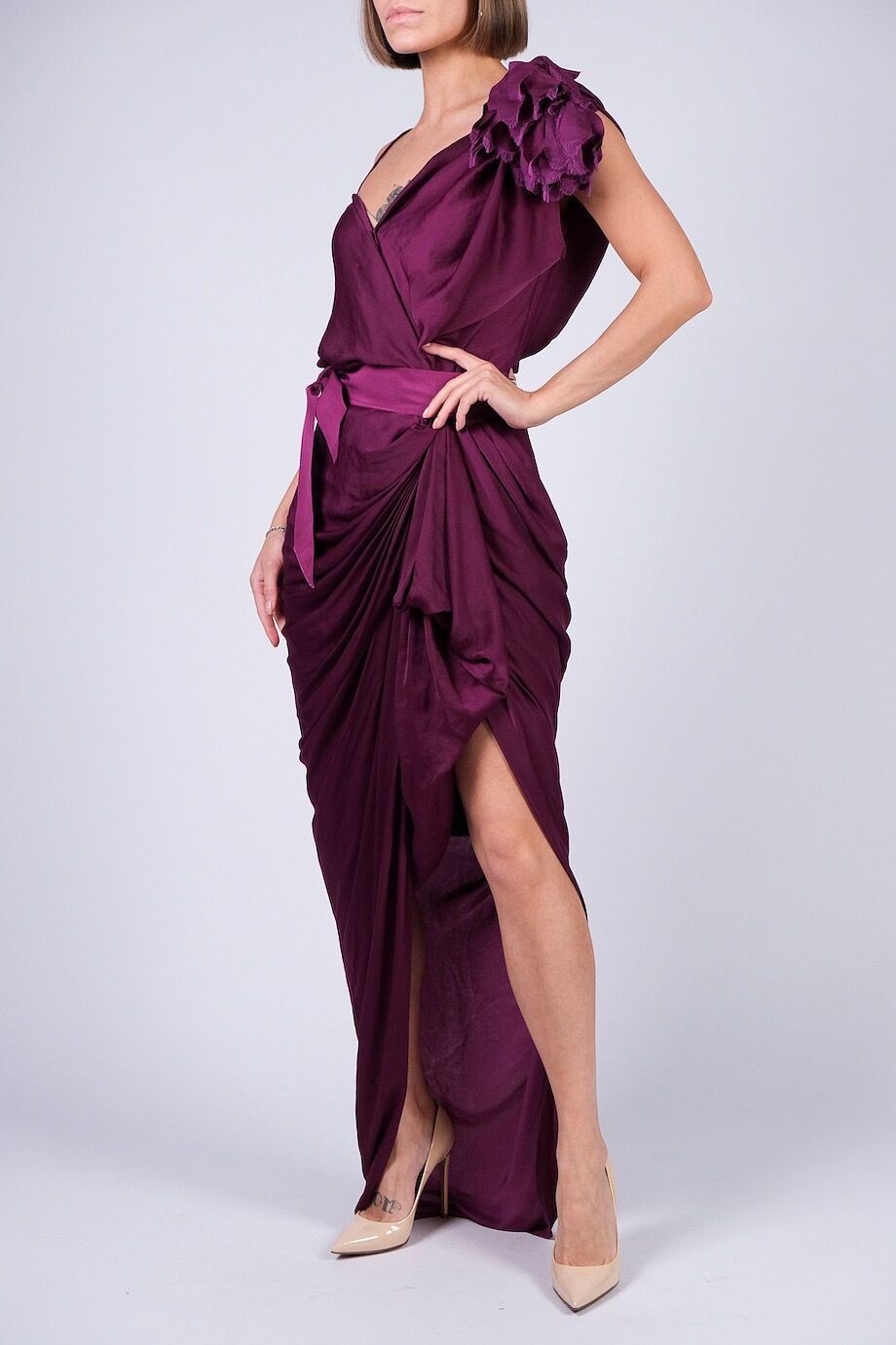 image 2 Платье фиолетового цвета с драпировкой и цветком