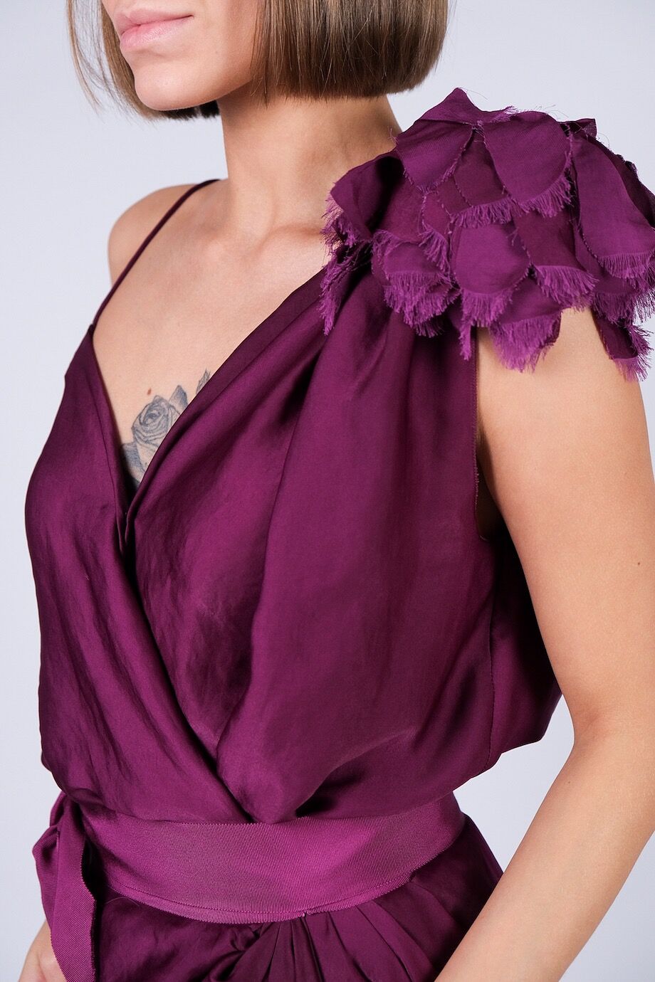 image 4 Платье фиолетового цвета с драпировкой и цветком