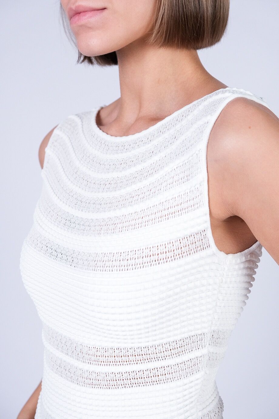 image 4 Платье из ажурной ткани белого цвета без рукавов