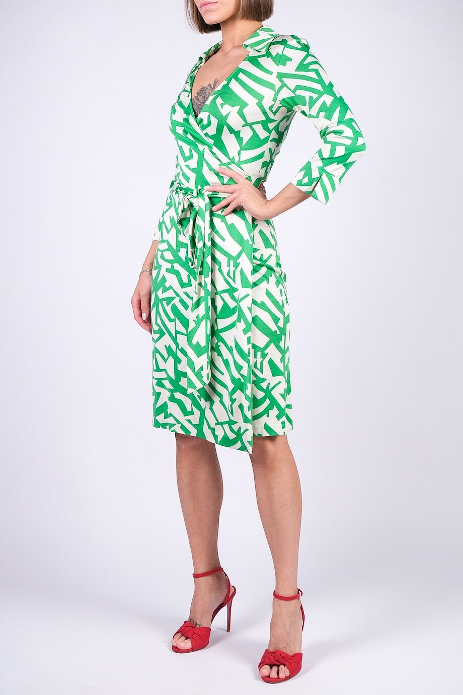 image 2 Платье на запах с зеленым принтом