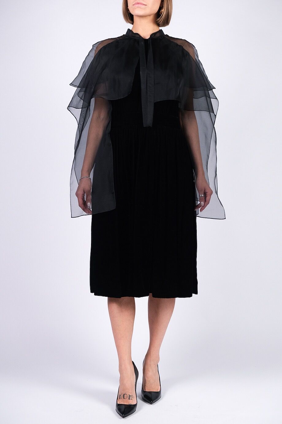 image 1 Велюровое платье чёрного цвета с вставками из шёлка
