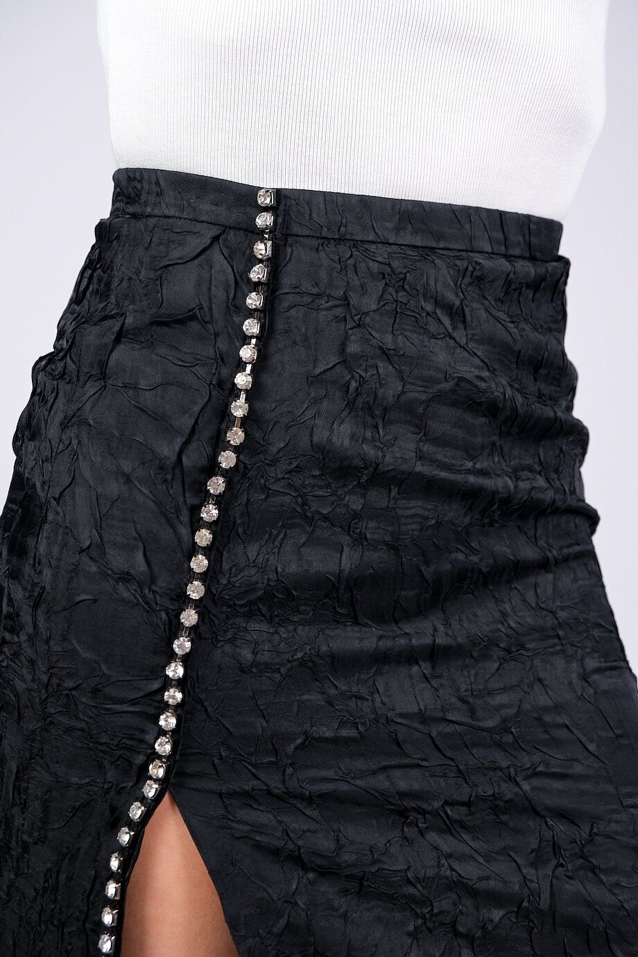 image 5 Юбка чёрного цвета с разрезом спереди и декором из камней