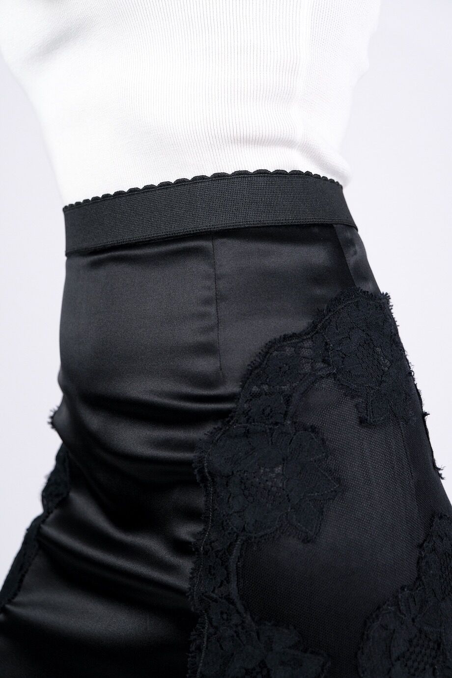 image 5 Атласная юбка чёрного цвета с кружевным декором