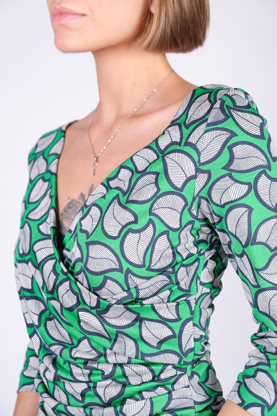 image 4 Платье зеленого цвета с принтом и драпировкой
