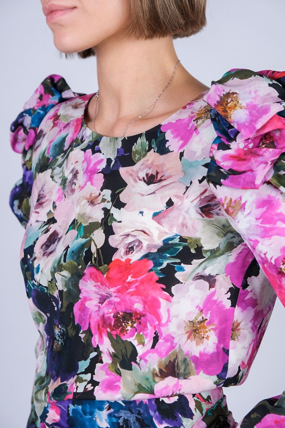 image 4 Шелковое платье с цветочным принтом и вырезом на спине