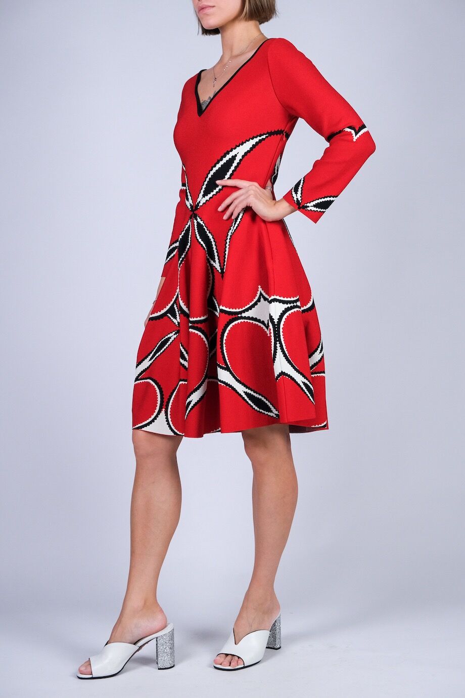 image 2 Трикотажное платье красного цвета с орнаментом