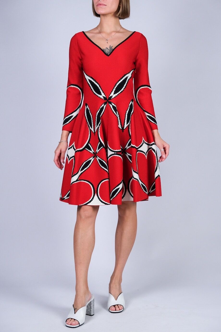 image 1 Трикотажное платье красного цвета с орнаментом