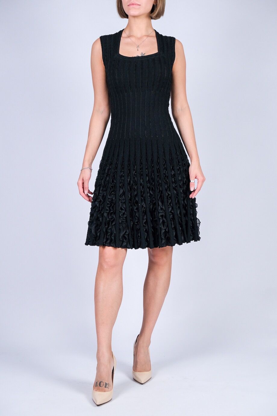 image 1 Трикотажное платье чёрного цвета без рукавов с перфорацией