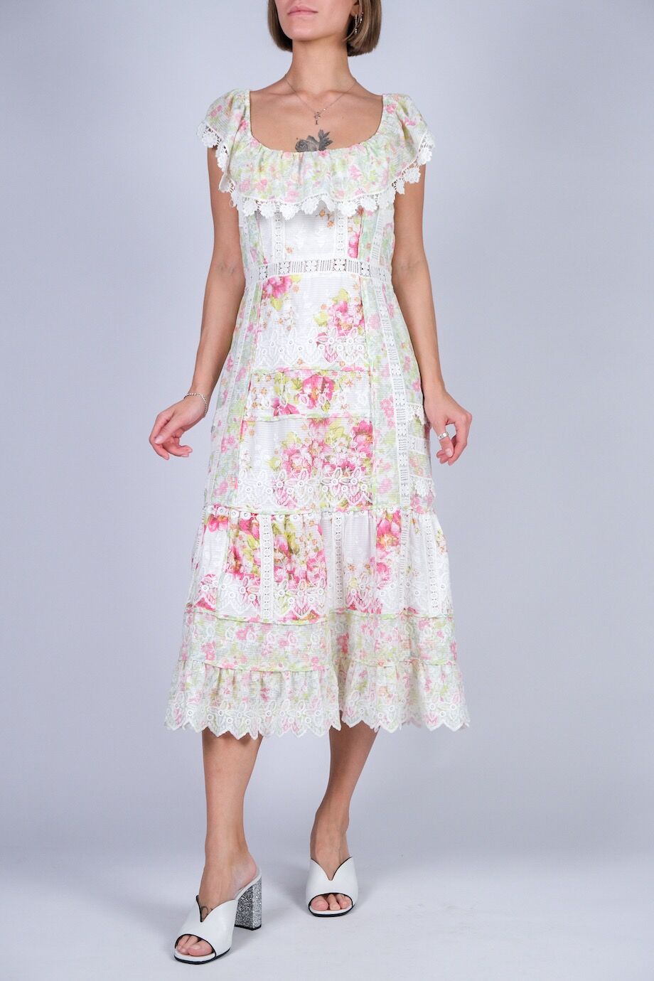 image 1 Платье белого цвета с открытыми плечами и цветочным принтом