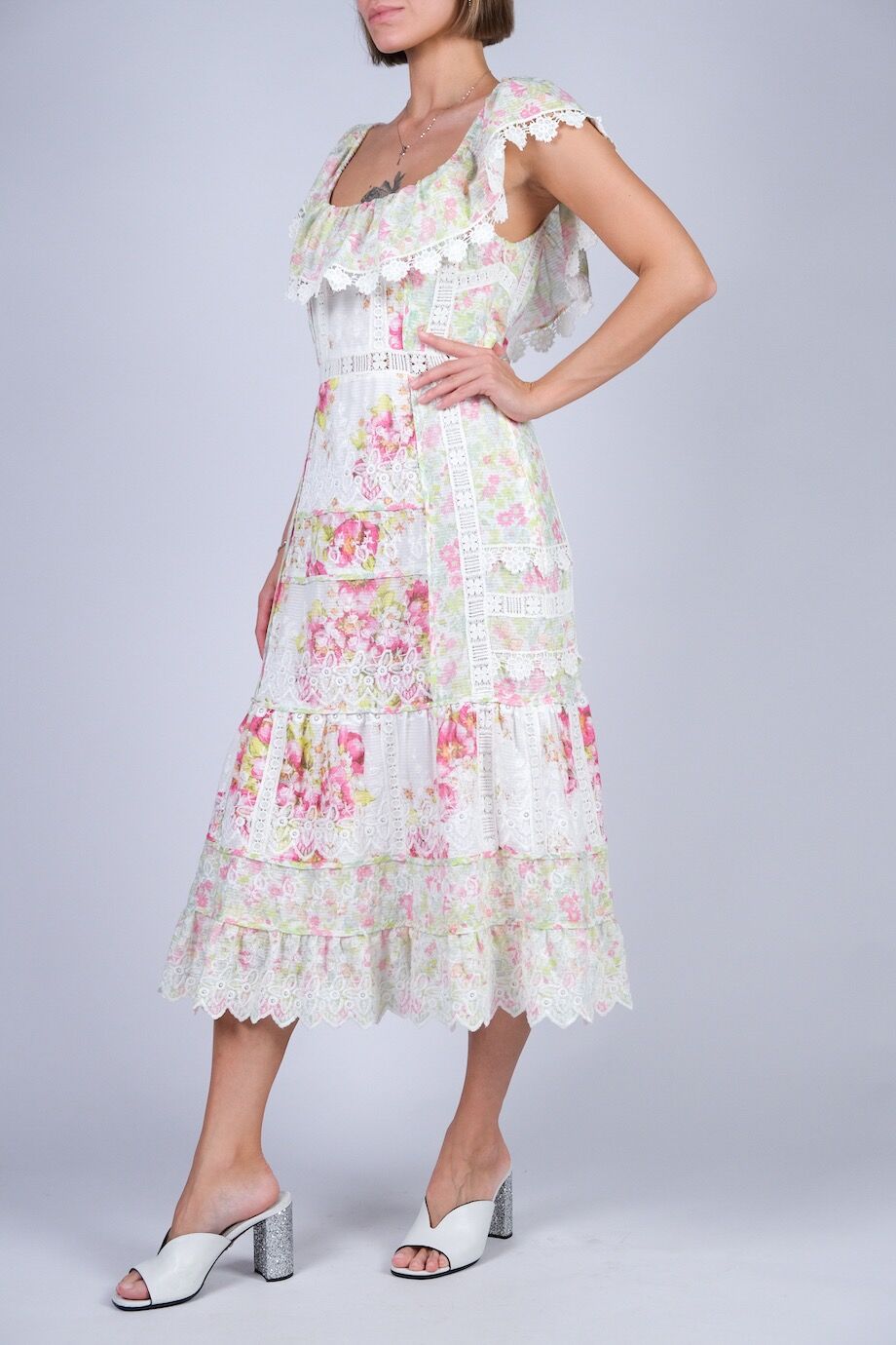 image 2 Платье белого цвета с открытыми плечами и цветочным принтом