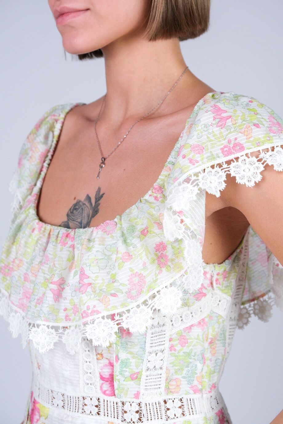 image 4 Платье белого цвета с открытыми плечами и цветочным принтом