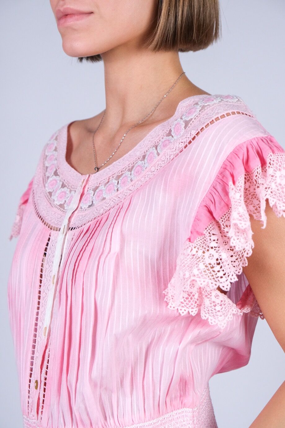image 4 Платье розового цвета с вышивкой и кружевом