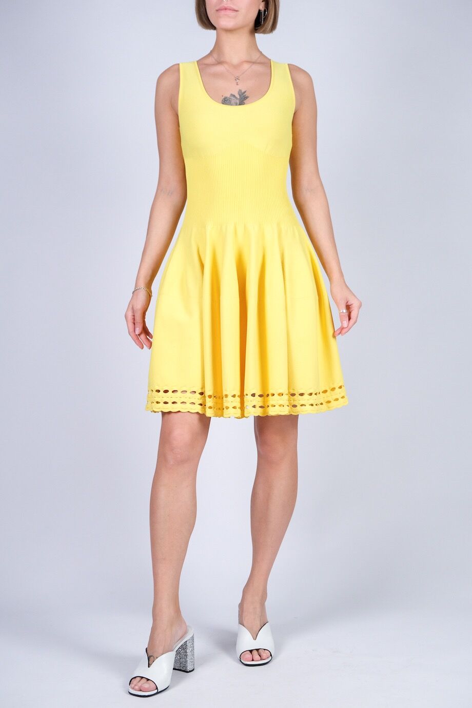 image 1 Трикотажное платье желтого цвета без рукавов