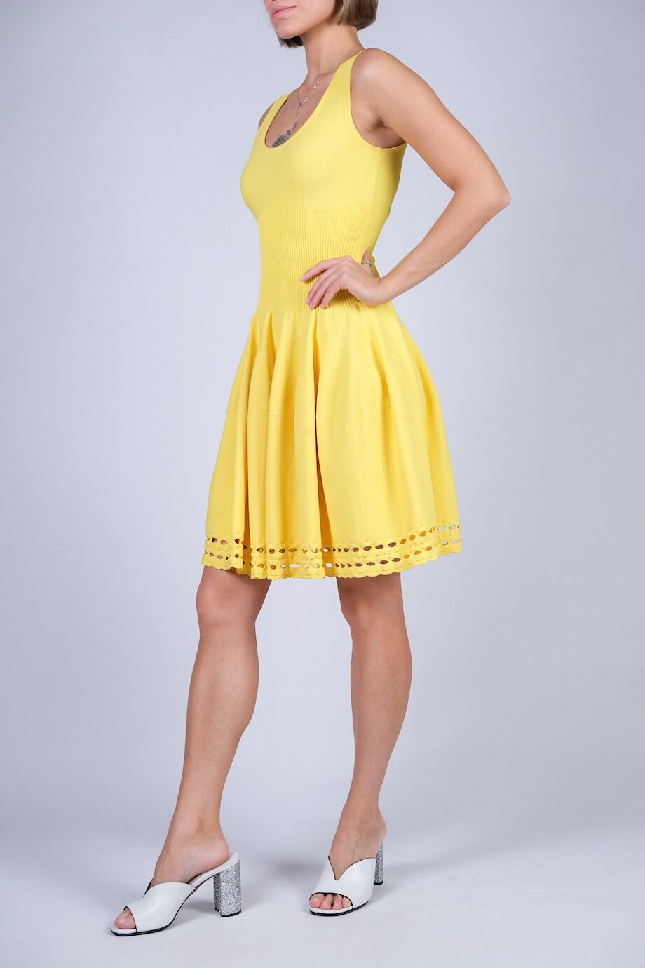 image 2 Трикотажное платье желтого цвета без рукавов