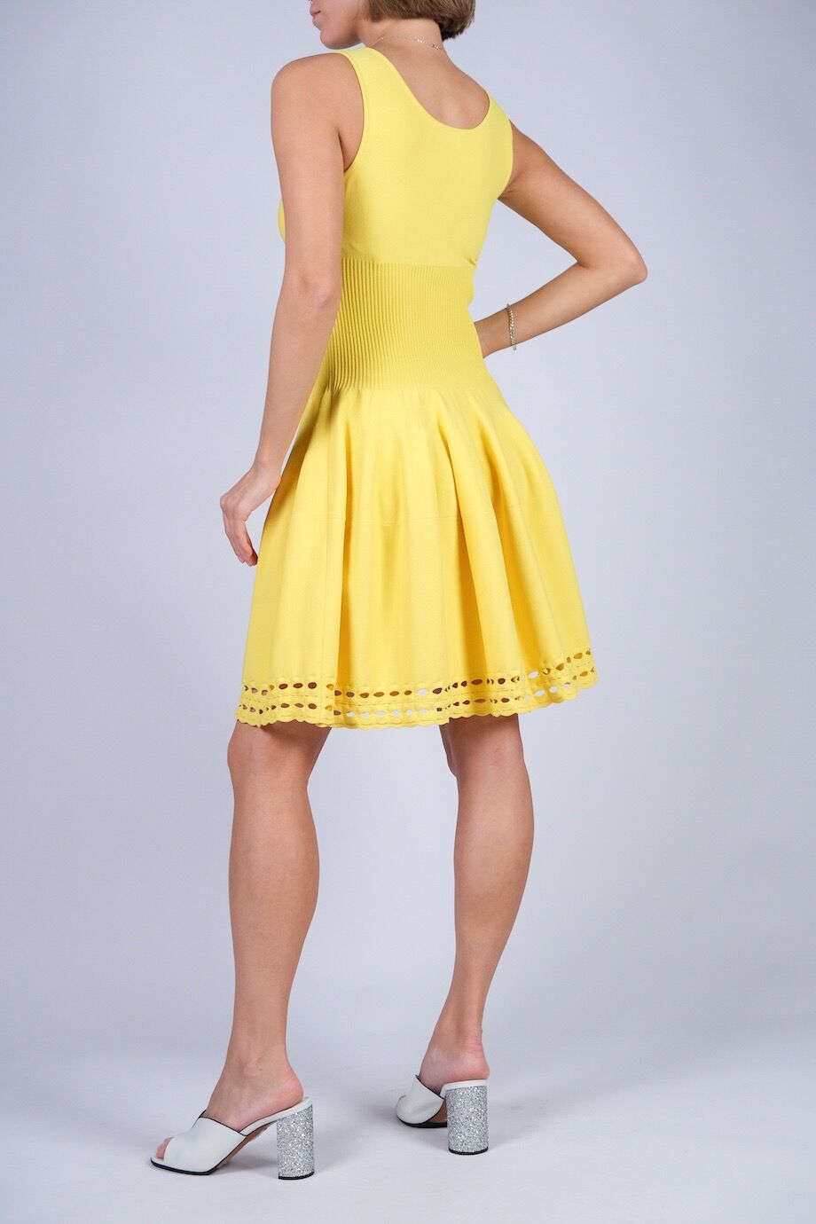 image 3 Трикотажное платье желтого цвета без рукавов