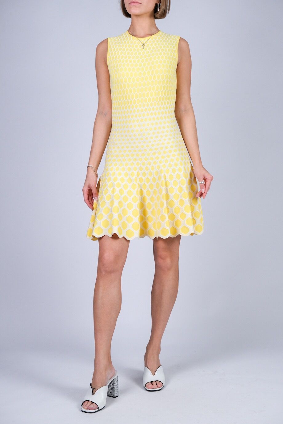 image 1 Платье желтого цвета с белым узором