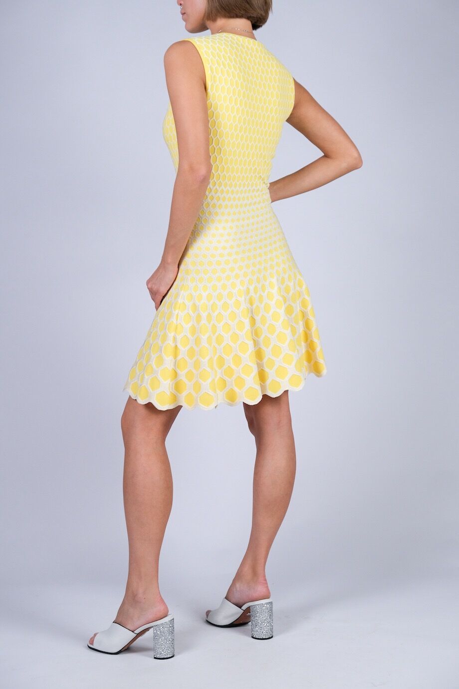 image 3 Платье желтого цвета с белым узором