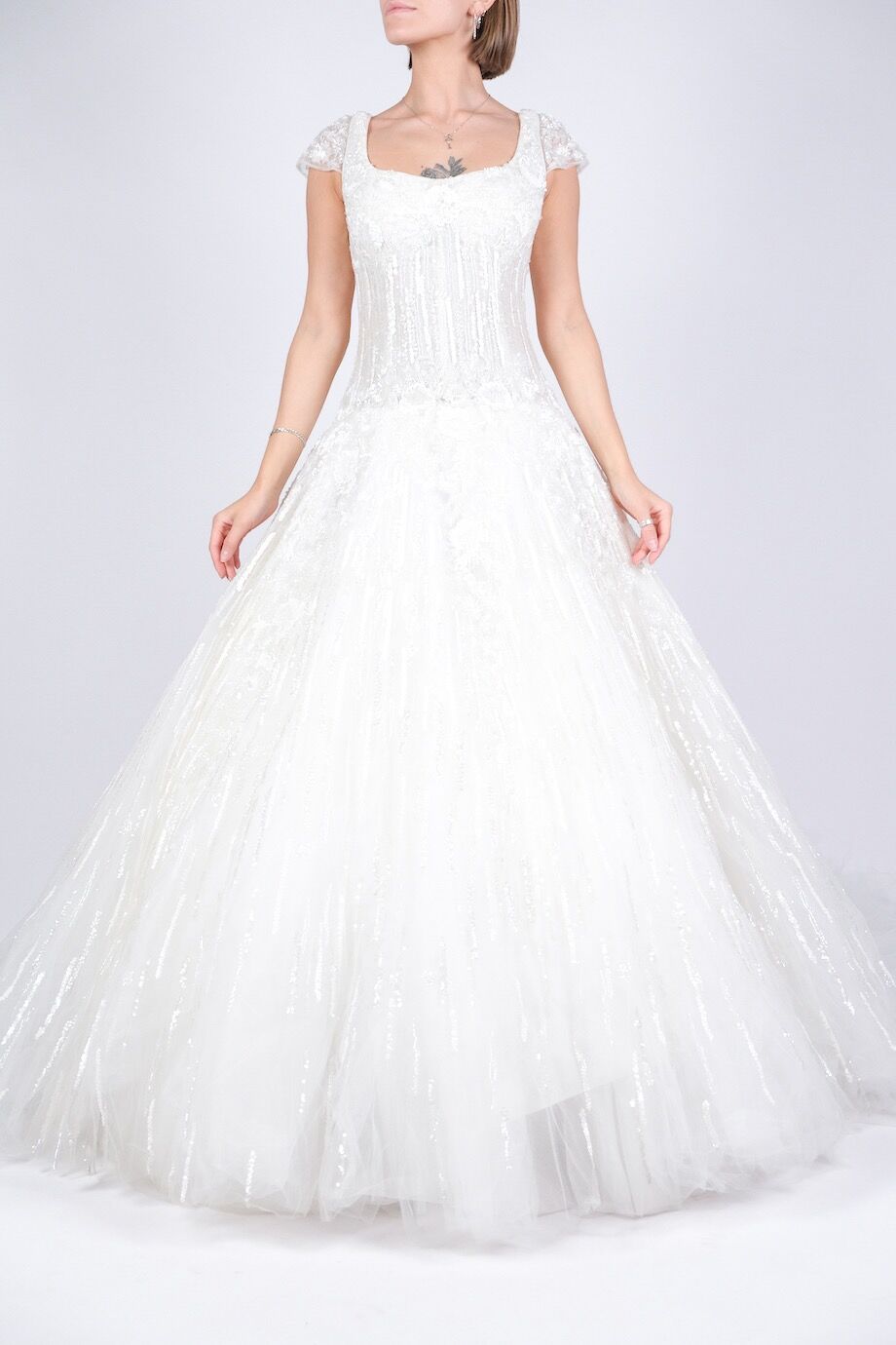 image 1 Свадебное платье расшитое бисером белого цвета с фатой
