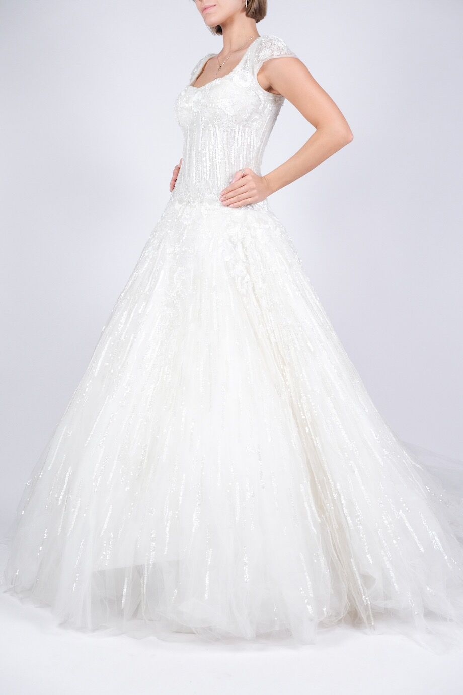 image 2 Свадебное платье расшитое бисером белого цвета с фатой