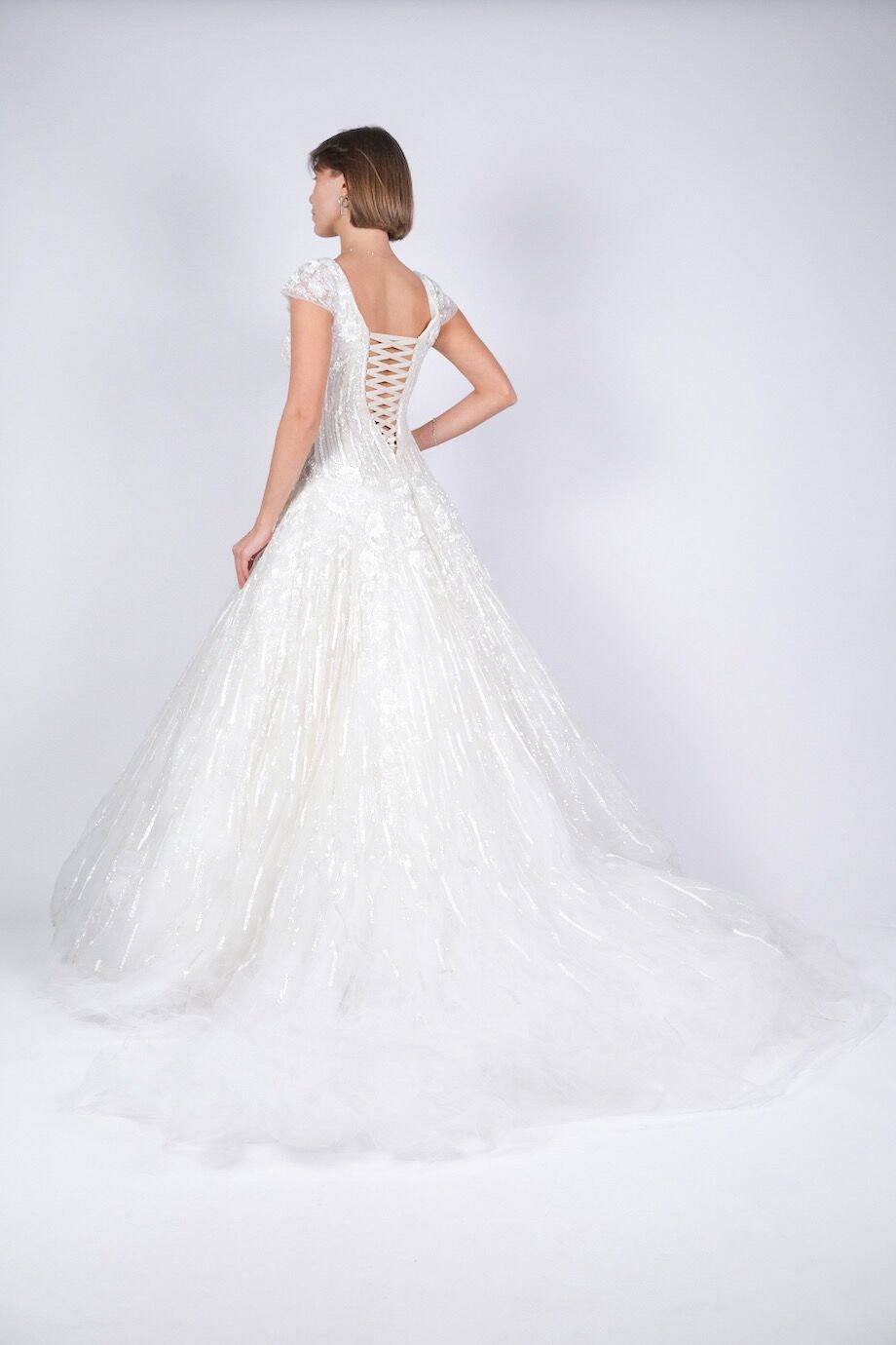 image 3 Свадебное платье расшитое бисером белого цвета с фатой