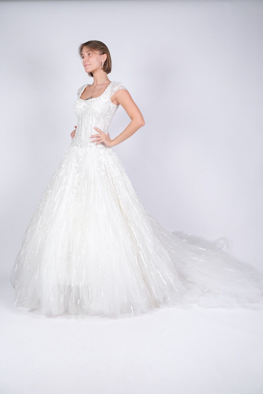 image 4 Свадебное платье расшитое бисером белого цвета с фатой