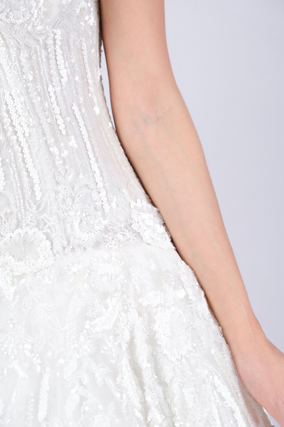 image 6 Свадебное платье расшитое бисером белого цвета с фатой