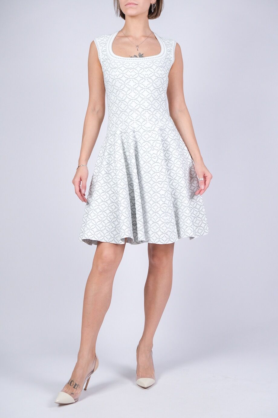 image 1 Платье белого цвета с серебристым орнаментом