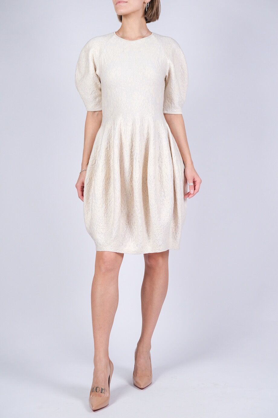 image 1 Платье молочного цвета с объемными рукавами