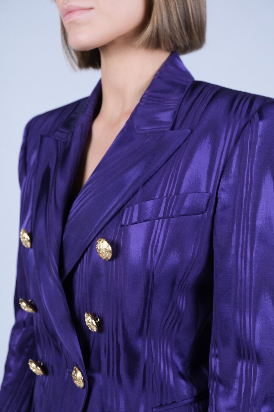 image 4 Жакет фиолетового цвета с золотыми пуговицами