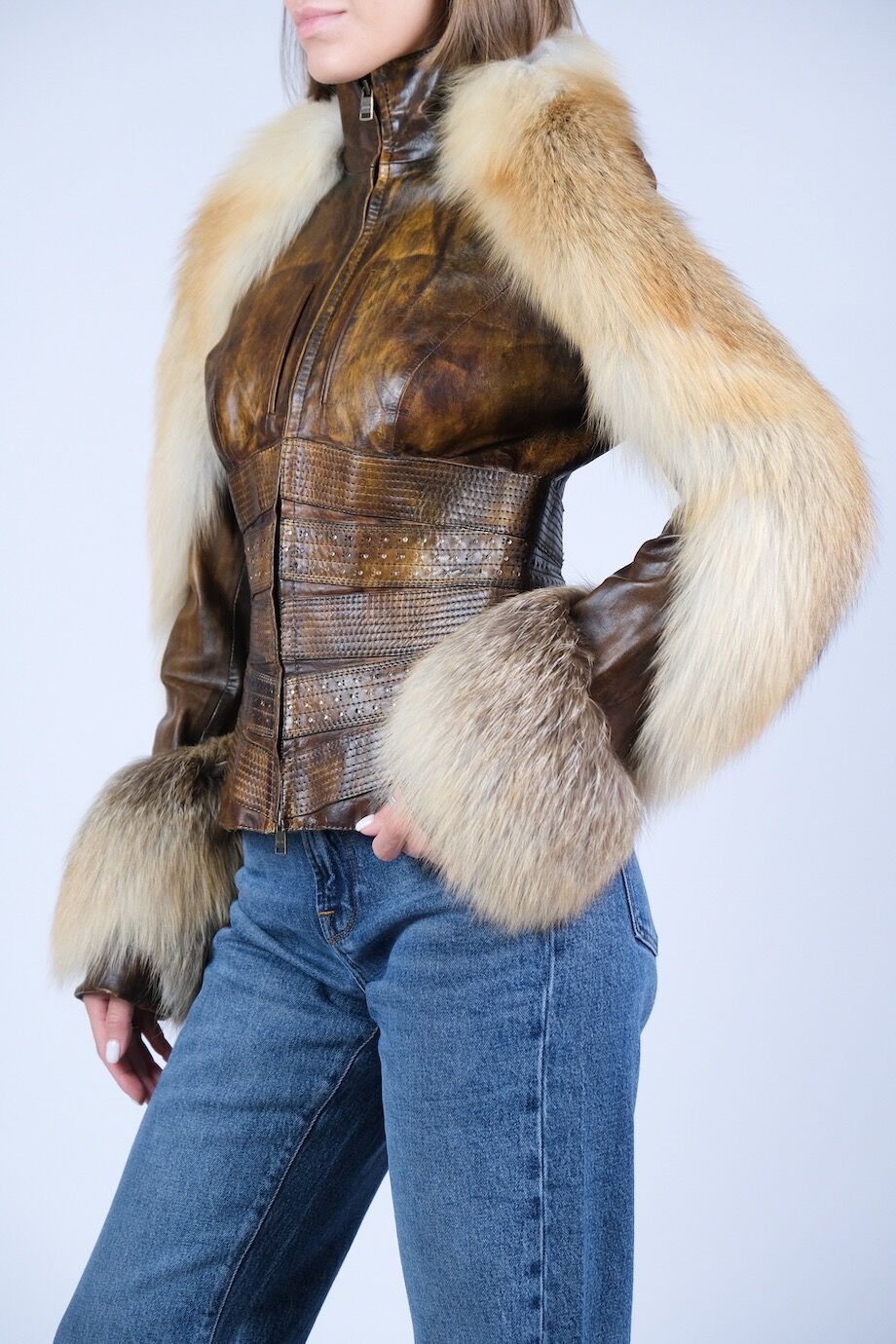 image 2 Кожаная куртка коричневого цвета с мехом
