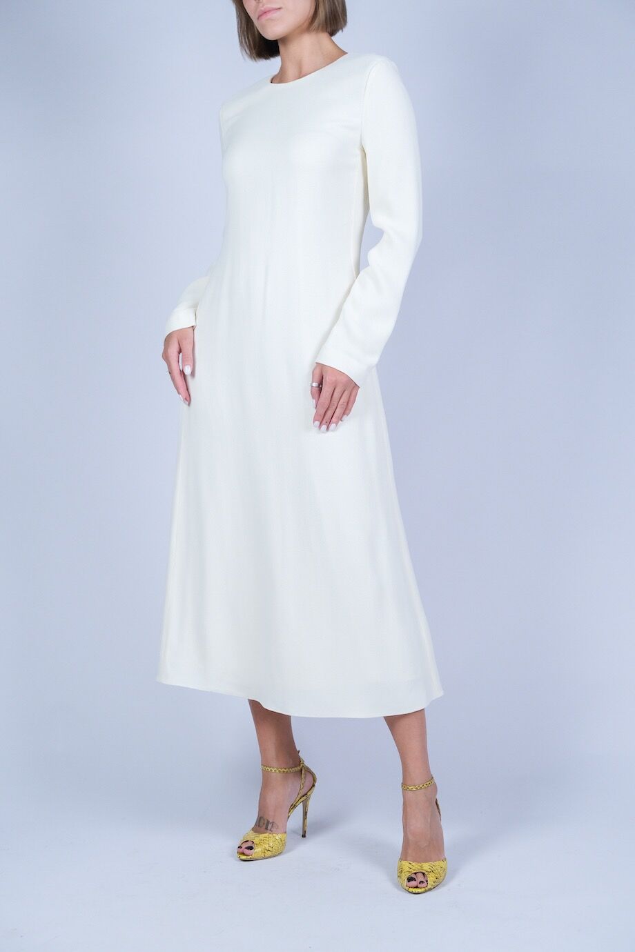 image 2 Платье средней длины молочного цвета с длинным рукавом