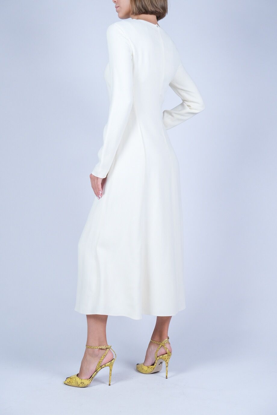 image 3 Платье средней длины молочного цвета с длинным рукавом