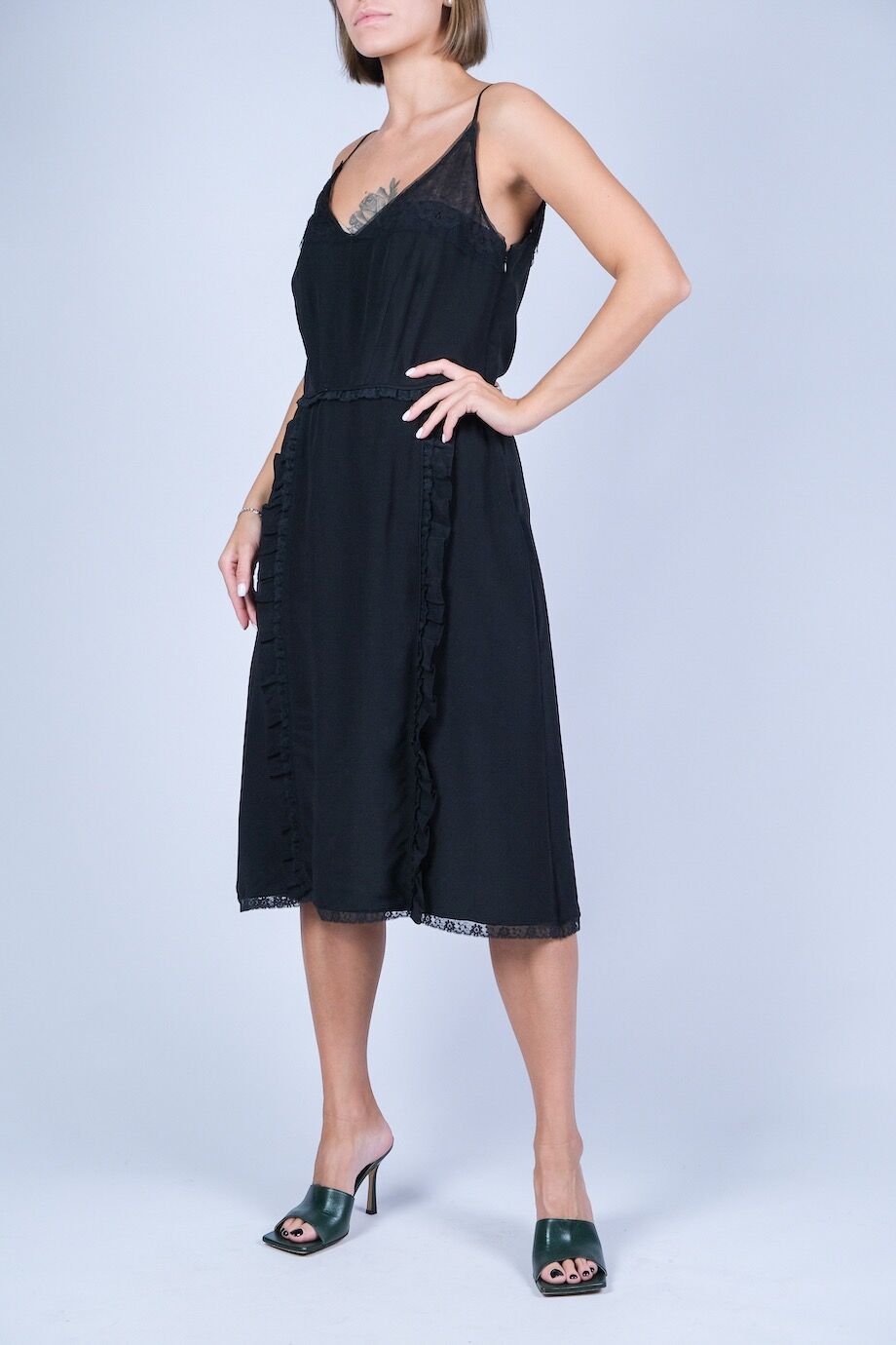 image 2 Шелковое платье черного цвета на бретелях с кружевными вставками