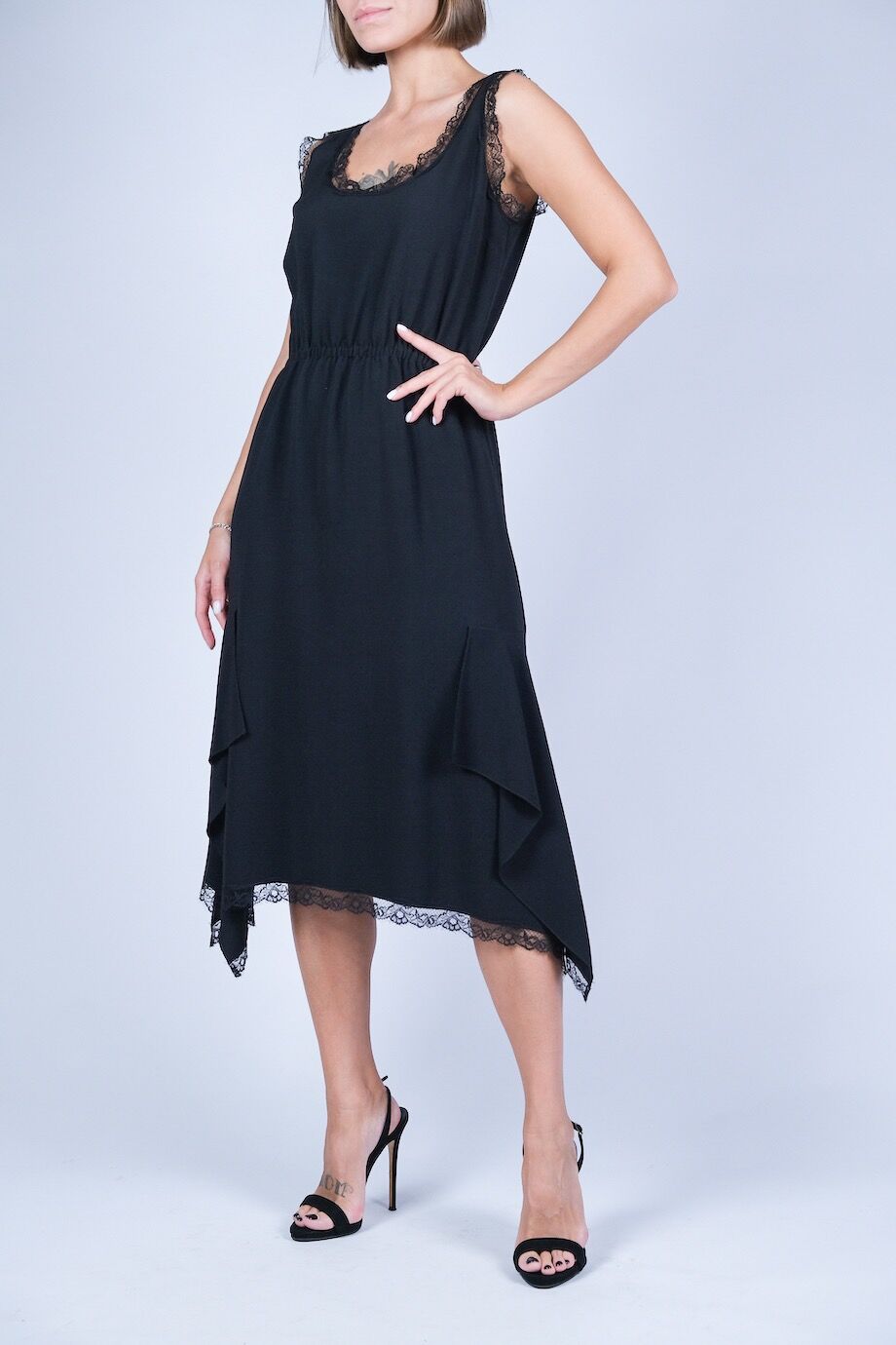 image 2 Платье ассиметричного кроя чёрного цвета с кружевом