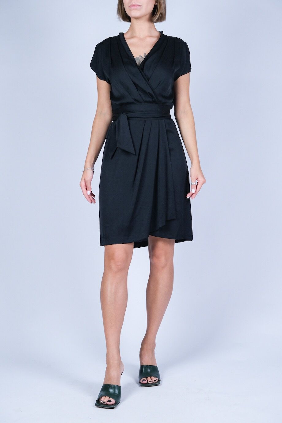image 1 Платье выше колена чёрного цвета с поясом