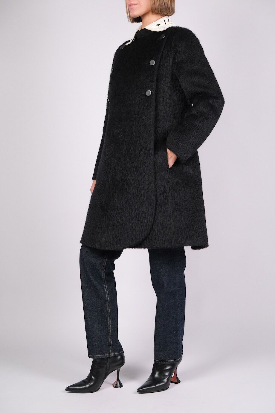 image 2 Пальто черного цвета со съемным белым воротничком