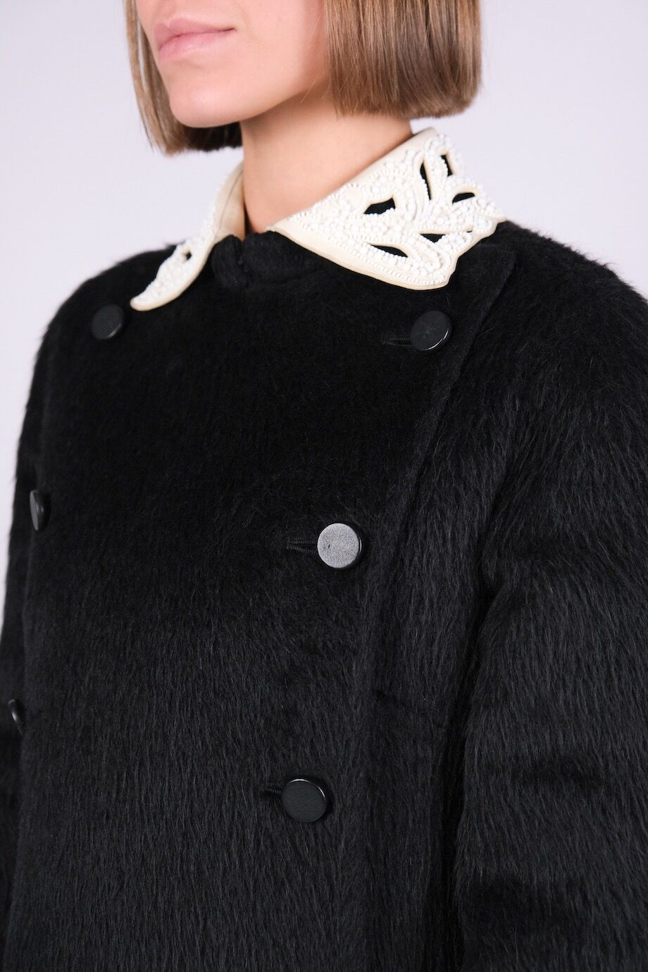 image 4 Пальто черного цвета со съемным белым воротничком