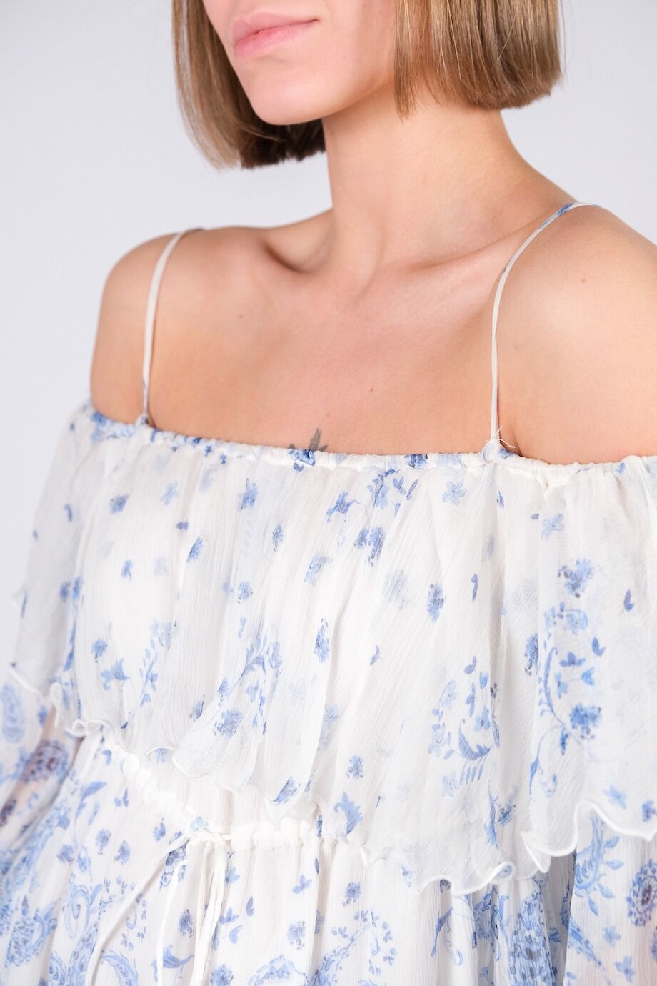 image 4 Платье с открытыми плечами белого цвета с голубым принтом