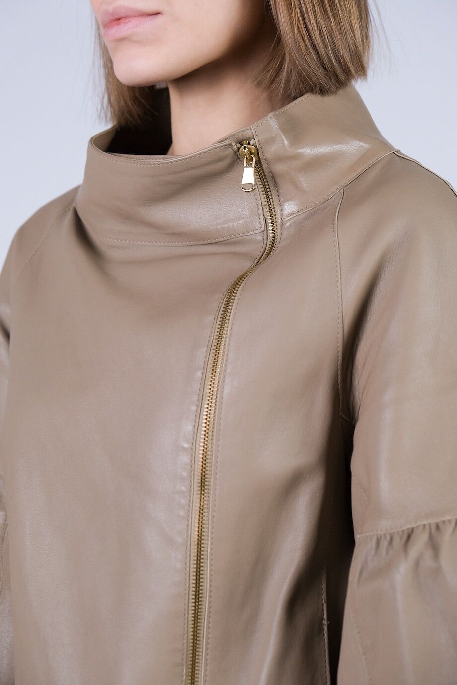image 4 Кожаная куртка бежевого цвета с укороченным рукавом