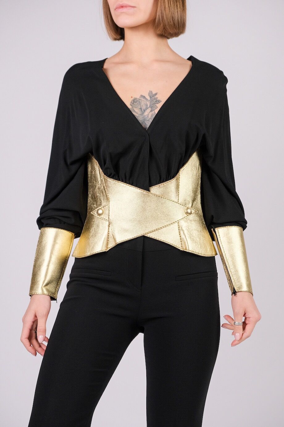 image 1 Блуза черного цвета с золотыми кожаными вставками