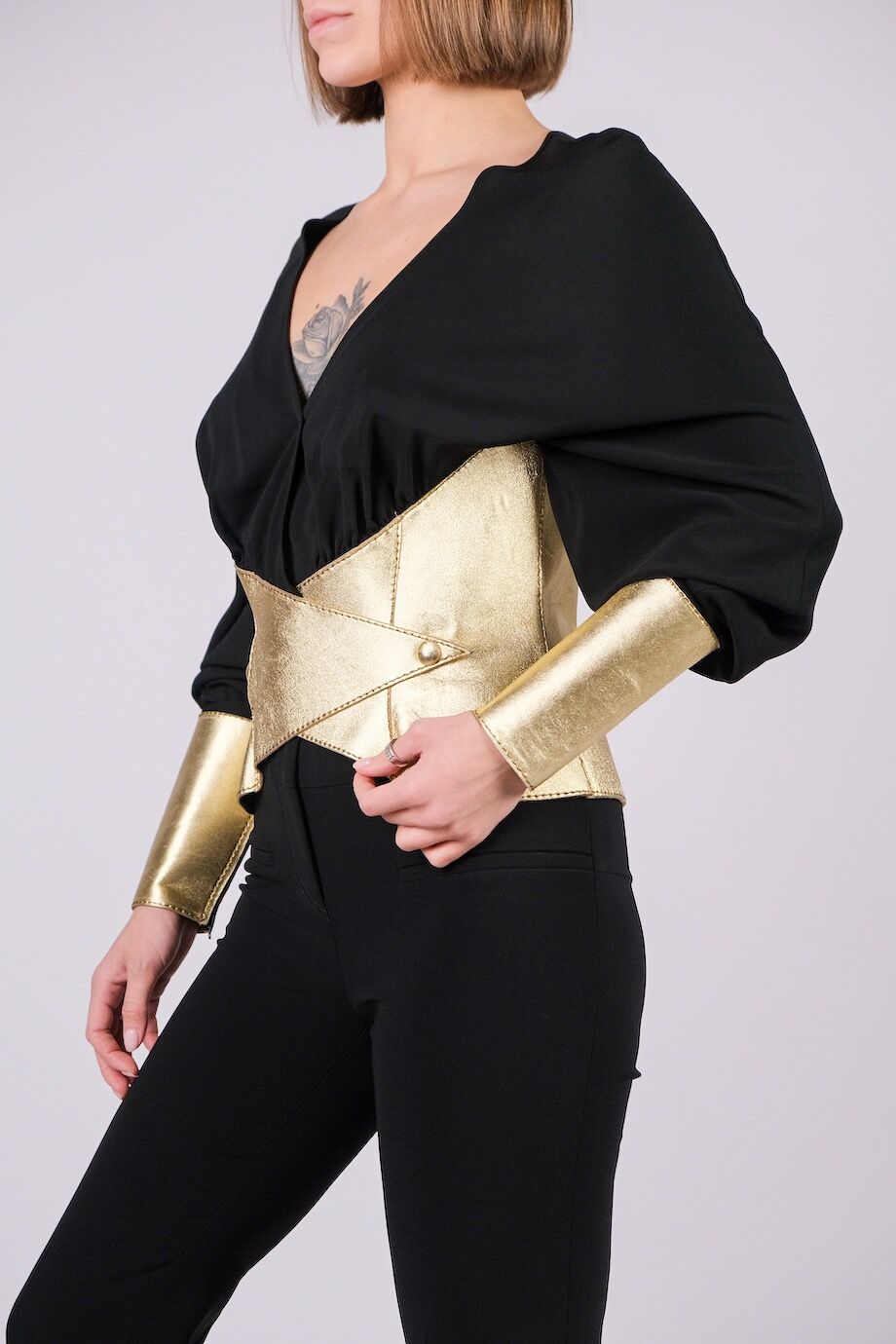 image 2 Блуза черного цвета с золотыми кожаными вставками