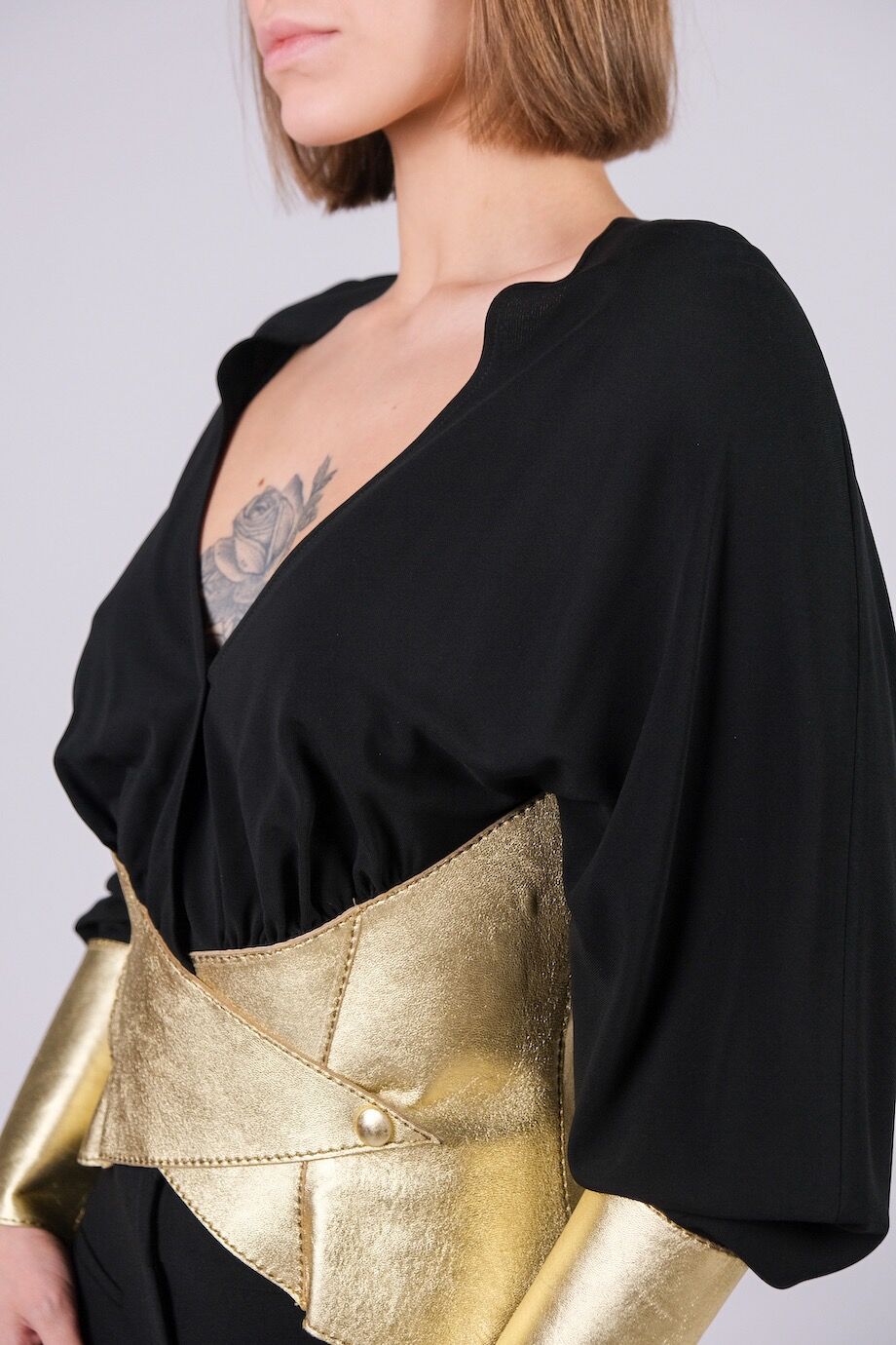 image 4 Блуза черного цвета с золотыми кожаными вставками