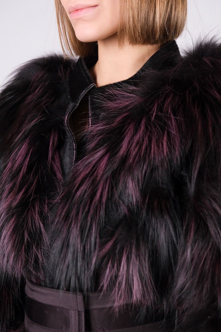 image 4 Кожаная куртка фиолетового цвета с меховой отделкой