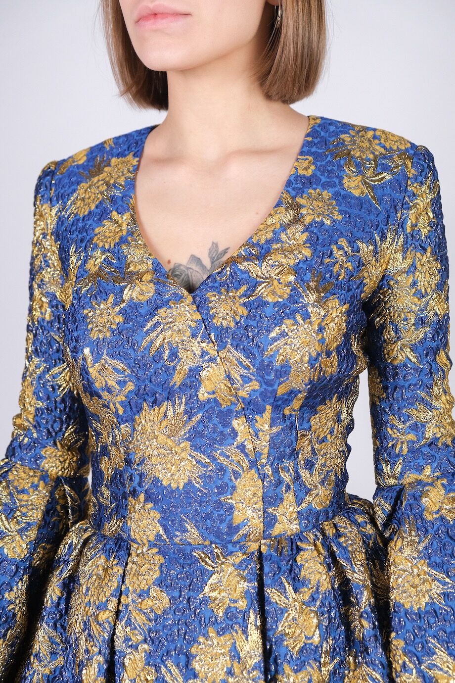 image 4 Платье из жаккарда синего цвета с золотыми цветами