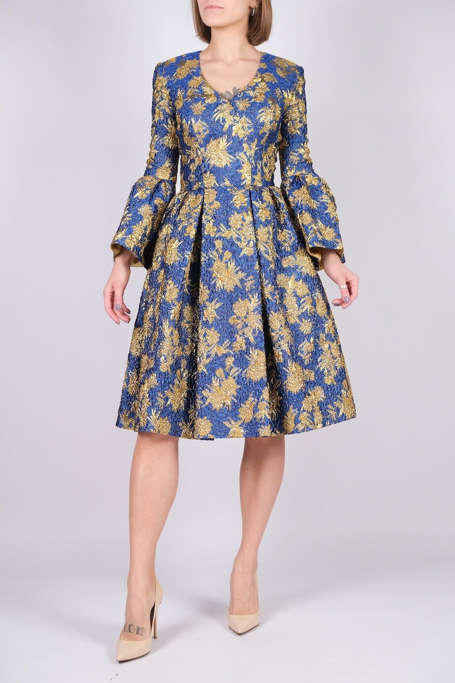 image 1 Платье из жаккарда синего цвета с золотыми цветами