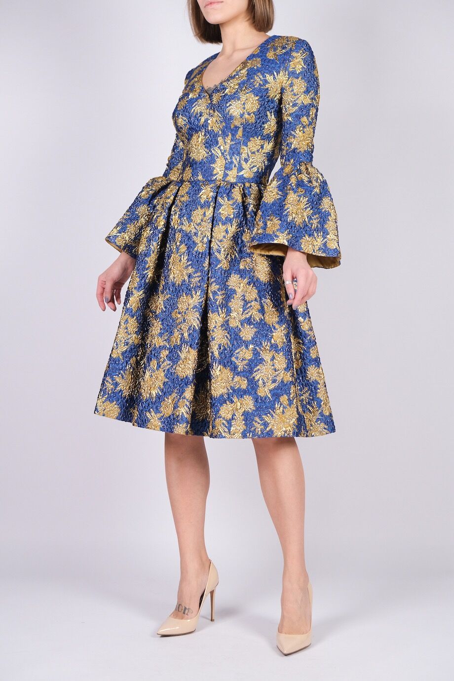 image 2 Платье из жаккарда синего цвета с золотыми цветами